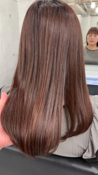 オレンジベージュで魅せるモード感
ロング×ローレイヤーの重めヘアに、9レベルオレンジベージュをON。
柔らかい暖色ながらクールさを残したカラーで、大人女子にもぴったり。
光に透けるオレンジが、動くたびに表情を変えて、洗練された印象に

カットカラー　¥5,000- 