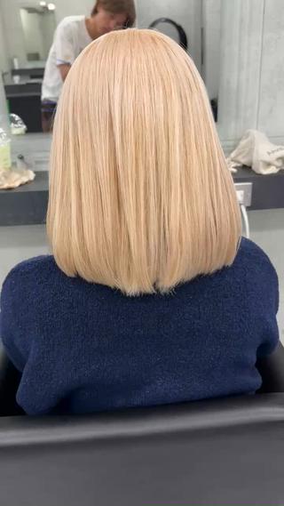 ホワイトベージュの洗練ショートボブ

ハイブリーチだからこそ出せる“白みよりのベージュ”が
ショートボブの丸みシルエットと相性抜群

くすみすぎない柔らかいトーンで、
透明感・清潔感・抜け感が一気にアップします。
コンパクトに収まるフォルムが首元を綺麗に見せてくれるのもポイント◎

明るいのに上品、可愛いのに大人っぽい
バランスのいいハイトーンショートです


ブリーチオンカラー　¥9,900- 