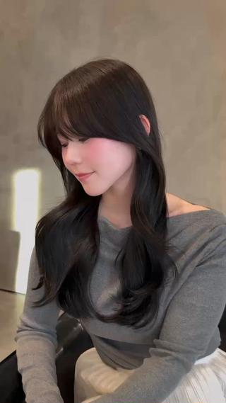 レイヤーカット×グレージュカラー 