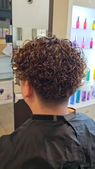 プードルパーマ
カールの強さ強め！！！
濡れた時はクルクル‎𖦹‎ ̫𖦹‎乾かすといい感じのプードルパーマになります！！ 