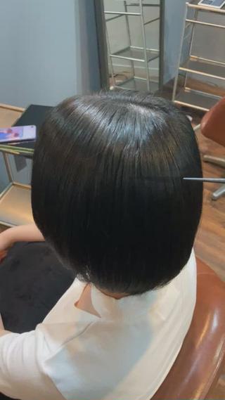 『FUGOオリジナル髪質改善/2回目×まとまるつやボブ』


※※※アイロン仕上げなし※※※
※※※ハンドドライ仕上げ※※※
※※※酸熱で伸びない黒髪も対応※※※


強いクセ毛さんでも一回で梅雨を乗り切れるくらいには収まります♪2回、3回と重ねていくとツヤとまとまりも最高の仕上がりになっていきます♪
持続効果は最大3ヶ月！



 ︎︎︎髪質改善で実感が弱い方必見︎︎︎



今話題の髪質改善

【美容室ですすめられてかけたけど実感がない…】

【クセが直ると思ったけど直らない…】

【サロン仕上げでアイロンでツヤツヤ、次の日シャンプーしたらもどった…】

【カラーと同時施術出来ないと断られた…】

【カラーが色落ちした…】

【逆に傷んだ…】

なんてことはありませんか？
それもそのはず！髪質改善は

『髪質改善トリートメント』
『髪質改善ストレート』
『酸熱トリートメント』
『コスメストレート』

など、

ストレート効果が実感するもの、実感しないもの…

ただトリートメントしただけだったたりするもの…

お店によっては縮毛矯正を弱くかけて髪質改善としてメニューにしたりしてるところもあります…

はっきり言って美容室、美容師のさじ加減、
薬剤の種類や技術によっても効果や仕上がりが全然異なったります。

そしてそこで問題なのが人の髪は一人一人違うだけでなく、一個人の髪のなかでも生えてる場所でクセの強弱も違えば、髪が太い、細い、乾燥毛、破水毛などいろいろな状態があるのはもちろん、施術後も一回目、二回目、三回目と髪質も変わり、日々のケアなど色々な要因で状態も変化していきます。

そんな色々な髪質の条件があるなかで、『髪質改善︎︎︎︎︎』みたいな一つのメニューだけで対応可能でしょうか？！

答えは…お客様と薬材の相性による！です！！

それでは美容室側の提案はどうしたらいいか？

当店はしっかりカウンセリングさせて頂きメリットデメリットも説明させて頂き施術します。
オリジナル技術で多種多様のメーカー、20種類以上の薬材の中から厳選した薬材選定はもちろん、部位ごとのクセの強弱に合わせたアプローチ！
2回、3回と回数を重ねて行くことでその時の状態に合わせた施術でよりうる艶髪、髪質の向上を叶えます♪



気なる方やご相談等は気軽にDMまでご連絡下さい︎︎︎



参考メニュー


【縮毛矯正】

おすすめの髪質•••とにかくチリチリやうねうねのクセの強すぎる髪で”スーパーストレート”にしたい方

クセの伸び率・・・・・☆☆☆☆☆
持続期間・・・・・・・☆☆☆☆☆
ダメージ率・・・・・・★★★★★

メリット•••永続的に圧倒的にストレート
デメリット•••ダメージ強、次に生えて来た髪のクセが強いとこれから先ずっと縮毛矯正しなければならない、その後パーマはオススメしない



【コスメ縮毛矯正】　

おすすめの髪質•••クセが強い髪でダメージを抑えながら”ナチュラルストレート”にしたい方

クセの伸び率・・・・・☆☆☆☆
持続期間・・・・・・・☆☆☆☆☆
ダメージ率・・・・・・★★★

メリット•••ナチュラルストレート（半永続的にストレート）、ダメージが縮毛矯正の役1/2〜1/4
デメリット•••ダメージ中、パーマは髪質によってかけれなくなる



【TOKIOコスメ縮毛矯正】

おすすめの髪質•••クセが強く縮毛を極力ダメージをおさえた”しっとりストレート”にしたい方

クセの伸び率・・・・・☆☆☆☆
持続期間・・・・・・・☆☆☆☆☆
ダメージ率・・・・・・★

メリット•••しっとりツヤツヤナチュラルストレート（半永続的にストレート）、ダメージが縮毛矯正の役1/4
デメリット•••ダメージ中、パーマは髪質によってかけれなくなる



【髪質改善ストレート】

おすすめの髪質•••ストレートにしたいが極力ダメージさせたくない方、クセが強すぎないが広がりやうねりをナチュラルなストレートにしたい方、縮毛をしっかりかけた後の伸びたクセ部分とストレート部分の境目が気になる方

クセの伸び率・・・・・☆☆☆〜☆☆☆☆
持続期間・・・・・・・☆☆☆
トリートメント率・・・☆☆〜☆☆☆

メリット•••ブリーチ1回くらいのハイダメージ毛にも対応、ダメージがほぼない、ナチュラルストレート、3ヶ月以降はパーマもOK（髪質、ダメージによる）
デメリット•••効果がもとのダメージ、クセの強さによる、2〜3ヶ月ごにクセが徐々に出てくる



【METEO/メテオ髪質改善トリートメント】

おすすめの髪質•••基本全ての方におすすめ！ノーリスクで髪質をうる艶にしたい方、縮毛矯正やブリーチなどダメージによる広がりが気になる方…

クセの伸び率・・・・・☆☆
持続期間・・・・・・・☆☆
トリートメント率・・・☆☆☆☆☆

メリット•••ダメージ、ハイダメージ毛で広がる髪に対応、フルカラー同時施術対応
デメリット•••もともとのクセは伸びない、施術後24時間髪を洗えない



【酸熱トリートメント】

おすすめの髪質•••ダメージによる広がりが気になる方、ブリーチ2回以上、ハイダメージ毛、髪が細い方など

クセの伸び率・・・・・☆〜☆☆
持続期間・・・・・・・☆〜☆☆
トリートメント率・・・☆☆☆〜☆☆☆☆

メリット•••ダメージ、ハイダメージ毛で広がる髪に対応、アイロン込施術単体メニューなら施術時間が1番短い
デメリット•••カラーが褪色しやすい、もともとのクセは伸びない、施術後12〜24時間髪を洗えない



【TOKIOインカラミトリートメント】

おすすめの髪質•••切れ毛が気になる方、薬剤の力を使わずに傷ませたくない方、カラーや髪質改善、縮毛矯正のダメージを軽減したい方

クセの伸び率・・・・・☆
持続期間・・・・・・・☆
トリートメント率・・・☆☆☆☆☆

メリット•••切れ毛を抑える効果が高いトリートメント、髪に悪い作用、工程がゼロ
デメリット•••ストレートにする効果はない、もともと健康な髪質の方は実感が少な



※ご来店前の注意点※
アイロンをしてこない、髪を縛ってこない、帽子などをかぶってこない
自身で髪を洗って乾かして来た状態だとよりクセの位置がわかるので仕上がりのクオリティーが上がります。

アイロンなどをしていた場合一度洗って乾かしてから施術を行う場合があります。
その場合時間が髪の長さによりますが、20分〜30分の追加時間になる場合があります。

時間に余裕がある日にご来店下さい。後に予定を入れて急いでやる状況になるといい結果は生まれません。



hair salon
FUGO harajuku

原宿駅竹下口徒歩30秒


#美容室 #ヘアサロン #原宿 #竹下通り #明治神宮前 #プチプラサロン #髪質改善サロン #美容師 #レディースカット #カット #ロングヘア #ボブ #ミニボブ #ぷつっとボブ #ウルフカット #髪質改善 #髪質改善トリートメント #髪質改善ストレート #縮毛矯正 #コスメ縮毛矯正 #酸熱トリートメント　#酸性ストレート #METEO #メテオ #メテオカラー #ケアブリーチ #ファイバープレックス #透明感 #tokioインカラミ #トリートメント 