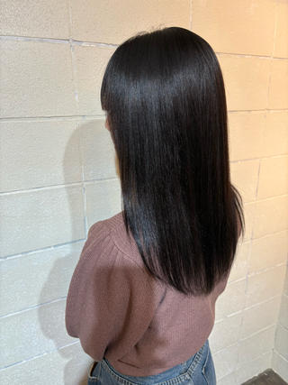 メテオストレート（髪質改善ストレート）

従来の縮毛矯正と違い、
髪の内部を補修しながらクセを伸ばす
ダメージを抑えたストレートメニューです。

・不自然に真っ直ぐにならない
・柔らかく、自然な仕上がり
・ツヤと手触りが大幅にアップ
・繰り返しても硬くなりにくい

エイジング毛・ブリーチ履歴のある髪にも
対応しやすく、
回数を重ねるほど髪が整うのも特徴です！
 