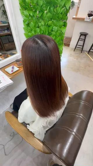 メテオストレート（髪質改善ストレート）

従来の縮毛矯正と違い、
髪の内部を補修しながらクセを伸ばす
ダメージを抑えたストレートメニューです。

・不自然に真っ直ぐにならない
・柔らかく、自然な仕上がり
・ツヤと手触りが大幅にアップ
・繰り返しても硬くなりにくい

エイジング毛・ブリーチ履歴のある髪にも
対応しやすく、
回数を重ねるほど髪が整うのも特徴です！ 
