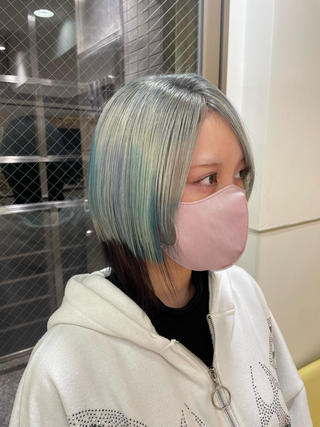 シルバールーツ寒色マーブルカラー紫ウルフカラー

マーブルカラーで、紫、ターコイズブルー、エメラルドグリーンを色んな所に散りばめてます！
個性的なデザインで可愛いですよね！？

なんと！襟足の暗くしているところは、濃い紫にしてるので、光の当たり具合で色んな印象に！！

今回のモデルさんは、来週のライブの為に来てくれたので、ステージでも映えるようなカラーに~☆ 