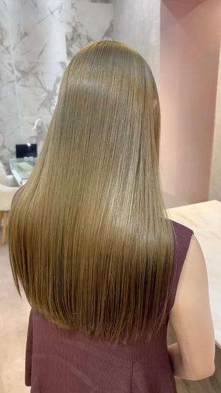 洗い流さないトリートメントや仕上げのオイル、ツヤ出しのスプレーなど一切使っておりません。
トリートメント1回でこの仕上がりです！

モデルさんの履歴… 中間毛先ブリーチ2回、根元近くブリーチ1回、毛先部分は黒染め履歴もあり 