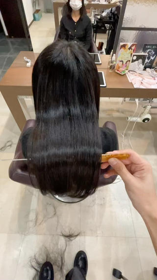 酸性ストレートすると
乾かすだけでこの艶感です！ 