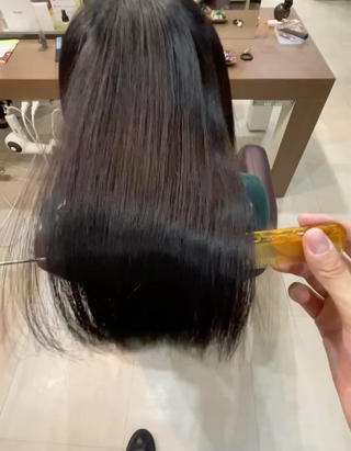 酸性ストレート
乾かしただけでこの艶です！！



縮毛矯正より柔らかい仕上がりで
ダメージも少ないです！ 