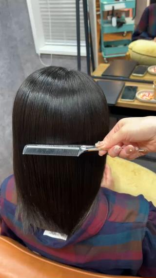 髪の毛の芯から潤いを。艶々な地毛風ストレート
もちっと柔らかい手触りで毛髪内部からしっかりケアを行いながら施術致します 