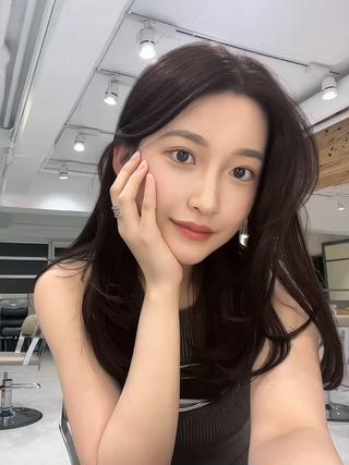 センターパートの前髪とワンカールで動きを出したセミロングヘア
毛先はぷつっとまとまりのある上品な印象に 