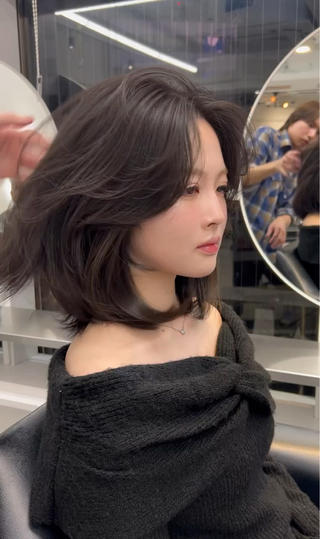 カーテンバングとミディアムレイヤーを繋げて全体的にまとまりのある印象に 