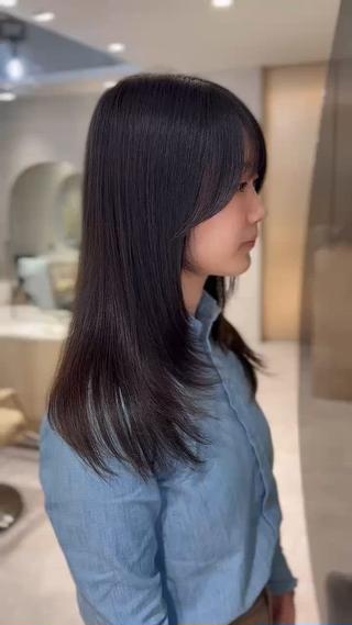 レイヤーカットお任せください

重くなりがちな髪に軽さと動きをプラス

顔まわりにレイヤーを入れることで、小顔効果とワンカールで簡単に可愛く上品なヘアが叶います

忙しい朝にスタイリングもワンカールで簡単にキマるのが人気のポイントです！

〇重たく見えないヘアにしたい
〇巻き髪が苦手でもかわいく見せたい
〇ナチュラルで上品な雰囲気が好き

そんな方におすすめです

前髪や顔周りカットも沢山こだわってカットしているのでお任せください

Instagram 【 @ms.charm_serina 】
 