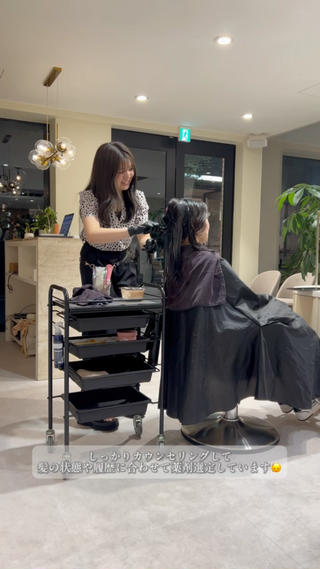 - 𝑪𝒐𝒔𝒎𝒆 𝒔𝒕𝒓𝒂𝒊𝒈𝒉𝒕 - 【 コスメストレート 】 
パッっとならずに丸みがある柔らかい縮毛矯正 (ストレート)です

一人一人に合わせて薬剤選定しているのでご安心ください

Aujuaトリートメントで内部補修しながら少しずつ育てていきましょう

 
暑い時期の汗や突然降る雨で髪がうねったり広がったり、パヤパヤが気になる方はストレートしてあげるのがおすすめです

スタイリストの方に見て頂きながらの施術になりますのでご安心ください.∘ 