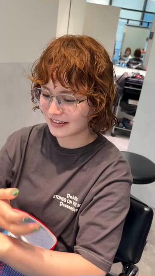 ブラウン×パーマ

黒髪では出せない柔らかい雰囲気が出ますよ

 