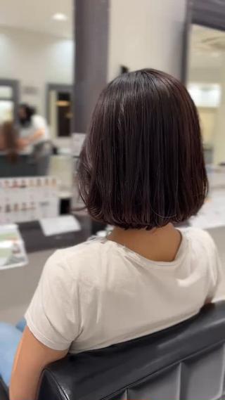 外だとほんのり紫が見える感じでブラウンベースのラベンダーカラーをさせていただきました
カラーのお色味でお悩みの方など一緒にご相談させていただくので、どなたでもお待ちしております 