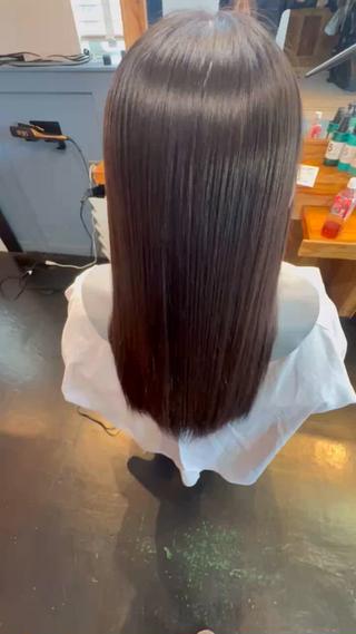 縮毛矯正後の乾かしたのみの仕上がりです。 