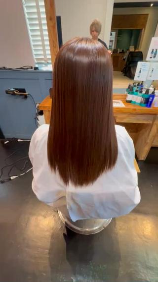 縮毛矯正後の乾かしたのみの仕上がりです。 