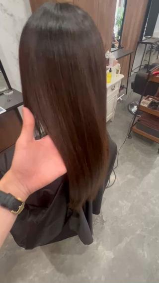 ロングの縮毛矯正️
まとまりとツヤがいい感じです 