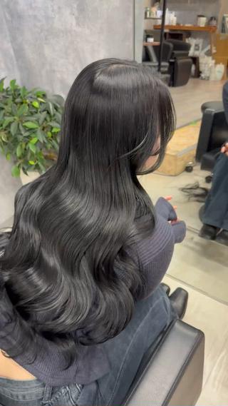 赤みのないブルーブラックのカラーと髪の内部まで栄養を入れる事の出来るトリートメントで艶々な質感に。

仕上げは韓国風スタイリングにさせていただきました！
韓国系やワンホン系が好きな方、是非お任せください！ 