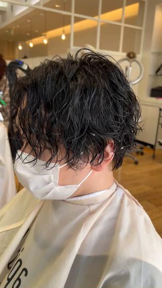 ミディアム メンズパーマ 岩成健志郎のヘアスタイル