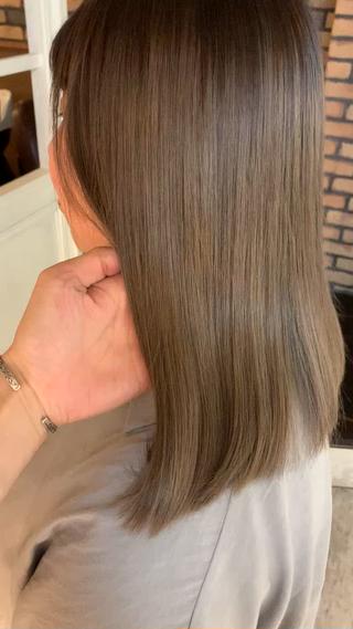 艶髪ストレートスタイル
透明感カラー 