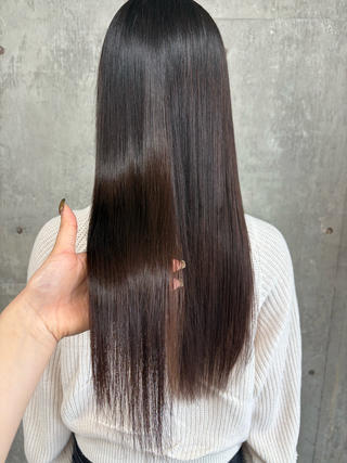 酸性ストレートとは?
酸性ストレートは、髪に優しい酸性の薬剤を使って、ダメージを最小限に抑えながらクセ毛や広がりをしっかり伸ばす新しいストレート技術です。髪に必要な潤いとツヤを守りながら、自然なストレートヘアを実現します。
【おすすめの方】
・髪が細く、ダメージが気になる方
・縮毛矯正だと髪が傷んでしまった方
・自然なストレートを望む方
・髪にツヤとまとまりを与えたい方
【施術のメリット】
・髪の毛を守りながら、しっかりクセを伸ばします
・従来のストレートよりもダメージが少なく、自然な仕上がり
・髪に潤いを与え、ツヤ感アップ
気になる方は、ぜひ一度ご相談ください!
