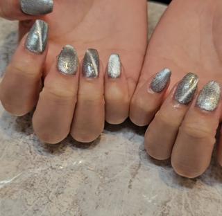 マグネットネイル
お爪全体と、斜めに輝かせるタイプです 