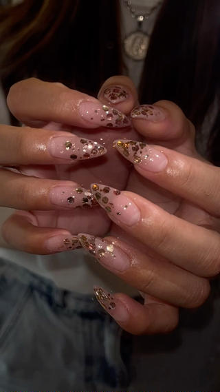 キラキラすぎて眩しいネイル仕上がりました〜( ◠‿◠ ) 