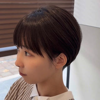 マッシュショートスタイル︎
　
襟足はすっきり刈り上げ
刈り上げても女性らしさを崩さないバランスでカットしています︎
かっこいいとかわいいを兼ね備えたスタイルです！ 