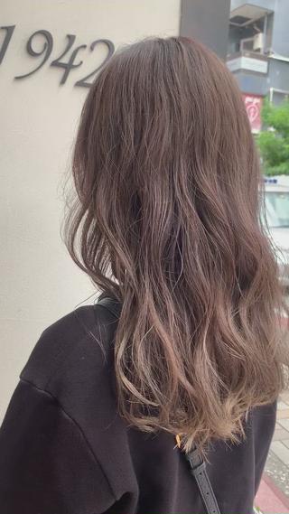 ラベンダーグレージュ
ブリーチすると透明感がとても綺麗です
ラベンダーグレージュは色落ちも綺麗なので2度楽しめるお色味です！

夏に向けて皆様もヘアーチェンジしませんか？♡ 