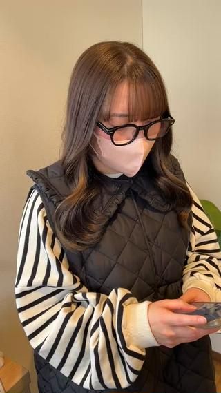 大人気のオリーブカラー

少し明るくでも赤みをようなオリーブカラーにしました
イヤリングカラーもベージュで相性抜群です！！
 