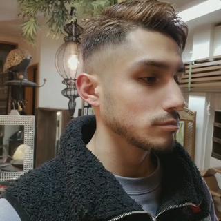 ワイルドイケメン　モデルというか、国境越えたお客様

普通にシンプルでカッコいいスタイルに

当サロンは、メンズはバーバー床屋以上のqualityがあります

機械使ってならこのスタイルなら20分でいけます

やっぱり本当にカッコいいは、昔で言うソース顔ですね

韓流のたんぱくフェイスのマッシュの◆えのき風(キノコ君)の全身細い方よりいいね
ファッションメディアやモードスタイルは絵的に良いけど

ストリート野生やスーツビジネスになるとワイルドメンズですね

双方良さはありますが私はワイルドメンズ好みです

昔話、集英社のメンズで◆UOMOの創刊の辺りでヘアーメイクで仕事入っていたときに

メンズモデルがグローバルで毎回カッコいいモデルでした

ギリシャのモデルでアントニオとか言うモデルがまだ記憶に残ります　ワイルドメンズ

UOMOもマーケット的に、巻頭ページで広告収入と外国人モデルがマーケットに見合わなく、ドメスティックな雰囲気になってしまいましたね。

皆、売るための、試行錯誤で仕方ないですが

雑誌LEONにいた、、友達のイタリアンオヤジモデルの、ジャン　フランコ　シモーネ　もかなりいけてます

背中の毛を毎回サロンの裏で、シェーディングしてました　笑

ワイルドメンズのシンプルはスーツにも良いです

今回は　サイドをシェーディング、サイドバッグ、ポンパドールで仕上げました

基本的にアメリカンスタイルの1940年前後のスタイルは参考にしてます

ミッドセンチュリーですね

◆今回はビフォア、アフターで見てわかる通りです

全体に白髪をアッシュで深く馴染ませ、前髪とトップだけブリーチをしてカラーをのせました 