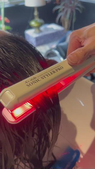 今季話題沸騰の超音波アイロンでトリートメントの質感をアップ。
毎秒100万回の超音波振動により、トリートメント剤の粒子を瞬時にミスト化して髪の毛の深部まで送りこみます。 