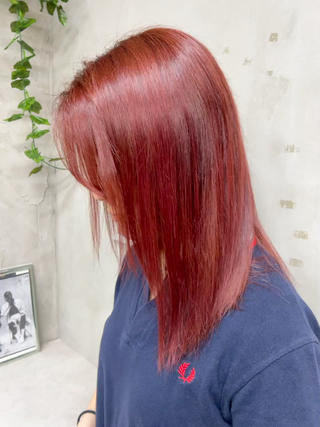 【red】彩度がハッキリ出る赤
トリートメントも一緒にすると艶も出てカラーでのダメージも軽減できて艶も出ます
傷ませないカラーを心がけています 