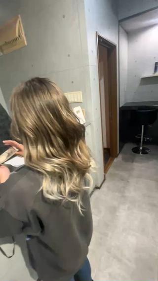 ロングスタイルにレイヤーをいれて
全体的な質感を軽めに。
ハイライトを細めにいれて細かい筋感とコントラストが
でるように薬剤で調整を。
コントラストハイライト
バレイヤージュ