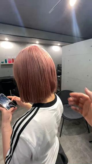 サーモンピンク
全体中間に間引きを入れて
軽めのボブスタイル
バームをつけて柔らかい質感に