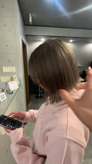 韓国風ボブ
毛先は軽めにラフな感じで毛先をサラッと外ハネに。
インナーをホワイトベージュをいれて
コントラストカラーに。
全体はミルクティーグレーでツヤツヤに。