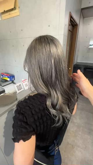 ロングレイヤー
全体的な質感を軽めに調整し、軽さと空気感が
でるようラフな仕上がりに。
ミルクティーグレージュでグレー感が強く
でるように。
ハイトーンカラー
ホワイトグレージュ