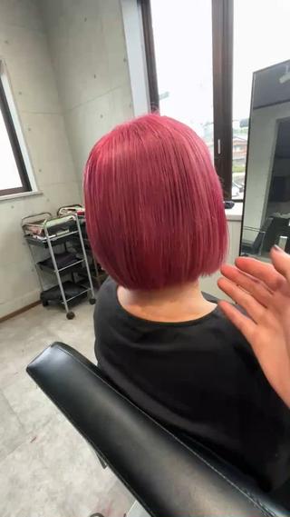 チェリーレッド
前下がりボブで質感は重ためで。
オイルでウェット仕上げでしてます