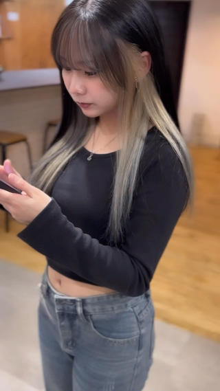 ブロンドインナーカラー

縮毛矯正、暗髪履歴、なので優しいブリーチで抜きました 