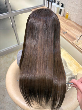 ケアカラーでダメージを抑えて艶髪に

カラーはしたいけどダメージが気になる方はぜひお試しください

ケアカラーはカラー剤の中にトリートメント成分を配合しているため、髪の毛を傷ませず発色は綺麗な艶のある仕上がりになります！

髪の毛に艶がないと、せっかく可愛いカラーになっても気分が上がらないというお悩みはありませんか？
ダメージを抑えてお染するので、綺麗なカラー＋ツヤ感で満足の行く仕上がりに

トリートメントをプラスする事で染めたての艶を長持ちさせることも可能です

綺麗な髪を作るお手伝いぜひお任せ下さい 