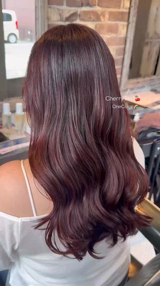 Cherry Redとっても人気なColorです
是非私にお任せ下さい 