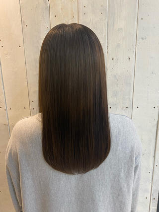 
髪質改善ストレートからの明るめのトーンカラーでノーダメージで綺麗に仕上げます
 