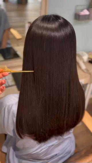 触れたくなる美髪へ
梅雨が終わったあとでも縮毛矯正人気になっています＾＾
ダメージを最小限に抑えながら施術させていただいています!!
しっかり伸ばしながらも自然な仕上がりの縮毛矯正をされたい方是非おすすめです
今回伸びた分の縮毛矯正になるので中間から毛先はコテで巻いていただいたりもできます


自然で元々綺麗な髪質だったかのような艶髪になれます
少しでも気になる方是非ご予約・ご連絡お待ちしております₊⁺ 