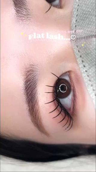 フラットラッシュ130本で束感まつ毛
LEDなのでモチもです 