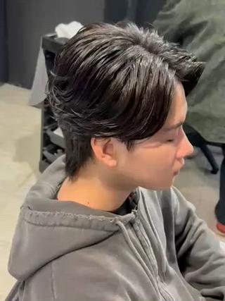 センターパートパートウルフにフェザーパーマを！
今回の件フェザーパーマはニュアンスっぽくっナチュラルにもできるようにしたスタイルです！
使うスタイリング剤によって雰囲気が変わってくれるのでおすすめのスタイルです！ 