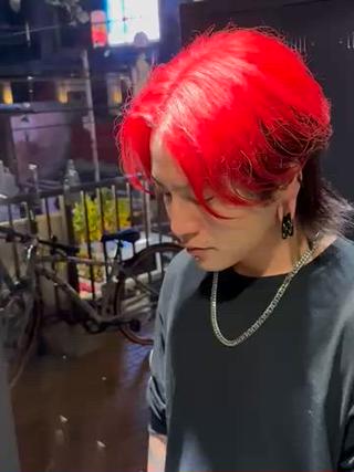 逆インナーカラー赤×黒
長めのセンターパートウルフでかっこよく！
バームとマット系ワックスを混ぜて少し動きをつけたスタイルになります！ 