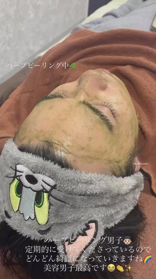 ハーブピーリングはオールハンドでの施術となります
クレンジング⇒洗顔⇒ハーブピーリング⇒美容液パック導入⇒お仕上げ 