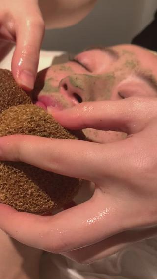 ハーブピーリングで艶々美肌 