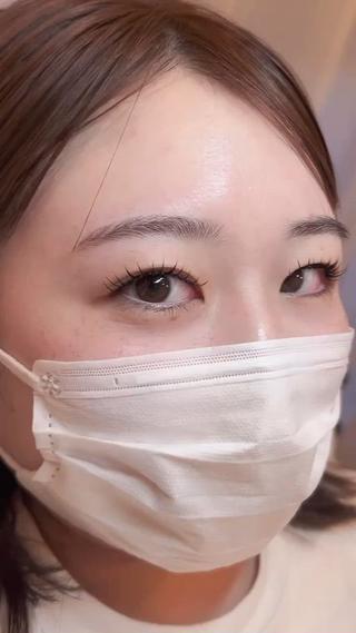 ナチュラルだけどしっかり上がってるまつ毛に

左右差があるお目元。
カールを変えて装着。
左右を違和感なく均一に 