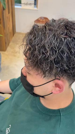 パーマ メンズ 飯泉/メンズカラー ツイスパ/メッシュのヘアスタイル